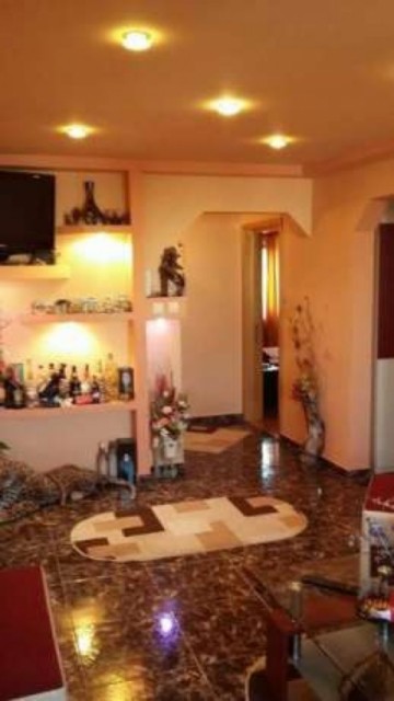 vand-apartament-4-camere-decomandat-zona-mall