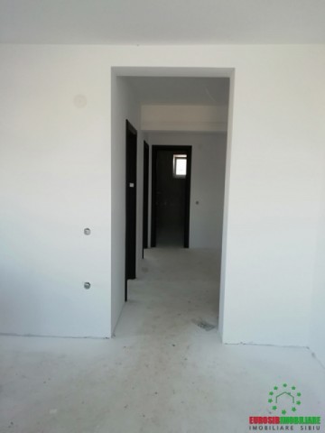 apartament-3-camere-suprafata-utila-7148-mp-cu-2-bai-si-2-balcoane-zona-calea-cisnadiei-3