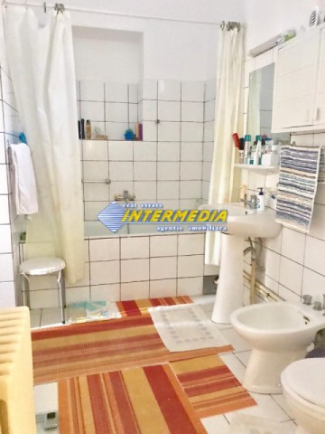 casa-de-vanzare-in-centru-4-camere-pozitie-foarte-buna-8