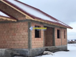 casa-la-rosu-de-vanzare-pe-un-nivel-teren-523-mp