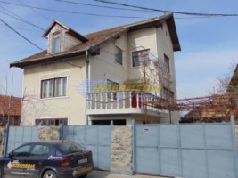 casa-de-vanzare-cu-6-camere-in-centru-pozitie-foarte-buna