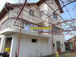 casa-de-vanzare-cu-6-camere-in-centru-pozitie-foarte-buna-2