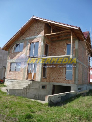 casa-in-rosu-de-vanzare-alba-iulia-cu-utilitati