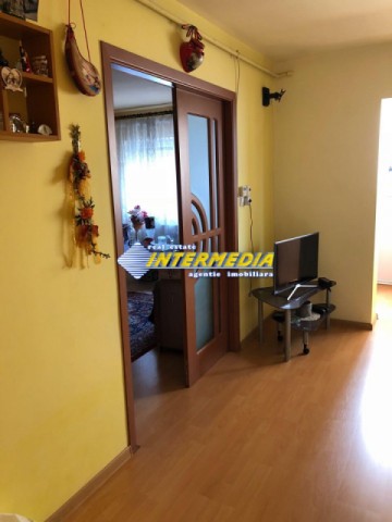 apartament-3-camere-decomandat-in-cetate-zona-mercur
