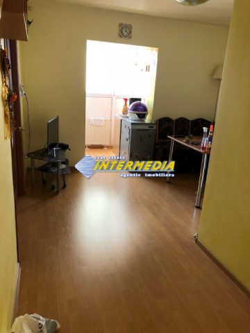 apartament-3-camere-decomandat-in-cetate-zona-mercur-1