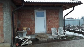 casa-vetis-casa-noua-in-rosu-si-2-hale-noi-144-ari-teren-4