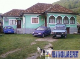 vand-casa-cu-7-camere-si-teren-de-887-mp-in-dambovicioara-arges-1