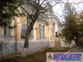 ila-in-stil-conac-interbelic-cu-12-camere-si-teren-de-3812-mp-de-vanzare-in-barlad-vaslui-proprietate-istorica-deosebita-1