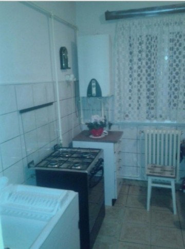 vand-apartament-cu-3-cmere-decomandat-in-zona-cetate-1