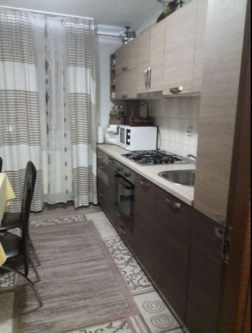 vand-apartament-3-camere-in-cetate-zona-piata-2