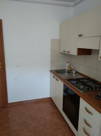 vand-apartament-2-camere-in-bloc-nou-et1-cetate-zona-piata-0