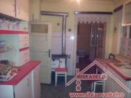 vindem-casa-de-locuit-3-camere-zona-compa-lazaret-2