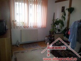 vand-apartament-4-camere-etaj-iii-strada-olteniei-4