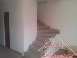 vand-casa-tip-vila-pe-triplex-localitatea-cisnadie-4