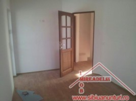 vand-casa-tip-vila-pe-triplex-localitatea-cisnadie-8