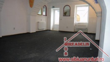 inchiriem-spatiu-comercial-loc-cisnadie-central-40-mp-2