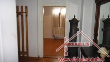 inchiriem-apartament-la-casa-3-camere-zona-centrala-1