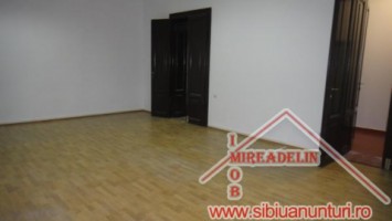 inchiriez-casa-4-camere-singur-in-curte-zona-centrala-1