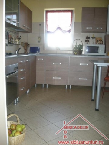 vand-apartament-3-camere-de-lux-la-mansarda-2