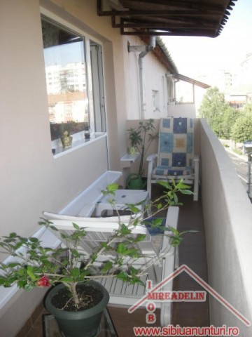vand-apartament-3-camere-de-lux-la-mansarda-6
