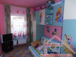 inchiriez-apartament-3-camere-zona-vasile-aaron-3
