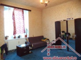 vand-apartament-4-camere-la-casa-central
