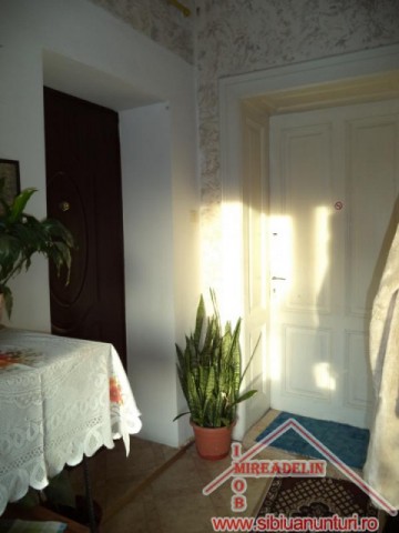 vand-apartament-4-camere-la-casa-central-1