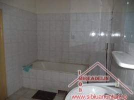 vand-apartament-2-camere-la-casa-central-5