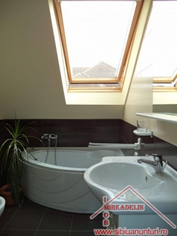 inchiriez-mansarda-3-camere-zona-strand-5