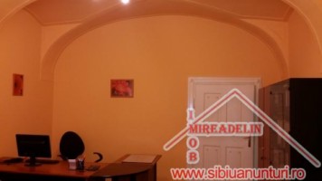 vand-apartament-la-casa-3-camere-ultracentral-2