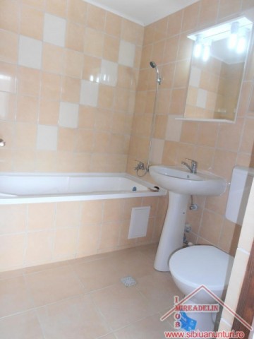 inchiriez-apartament-3-camere-la-mansarda-valea-aurie-3