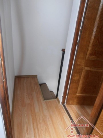 inchiriez-apartament-3-camere-la-mansarda-valea-aurie-6