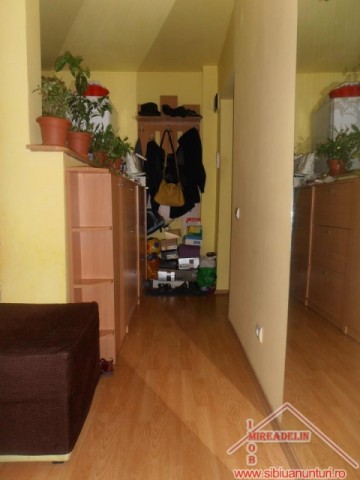 ocazie-vand-apartament-3-camere-la-mansarda-zona-interex-1