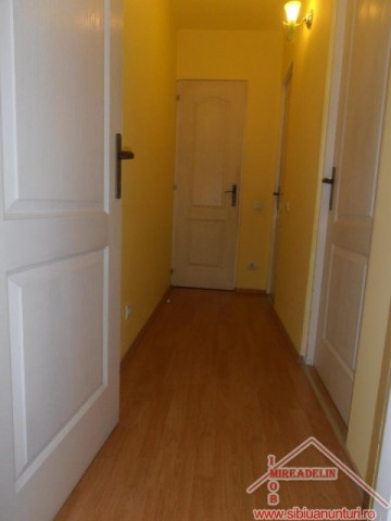 ocazie-vand-apartament-3-camere-la-mansarda-zona-interex-6