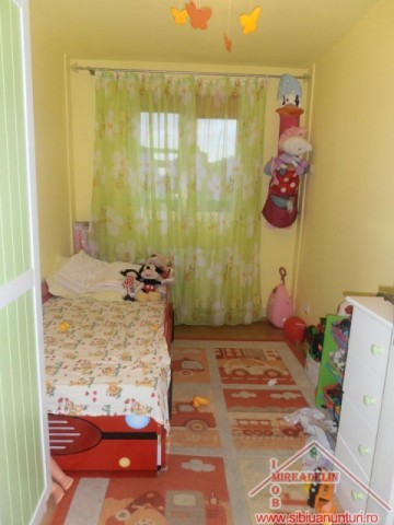 ocazie-vand-apartament-3-camere-la-mansarda-zona-interex-9