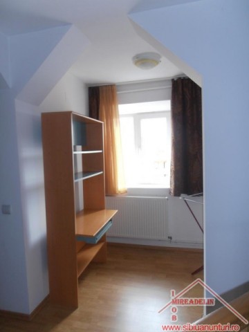 inchiriez-apartament-3-camere-zona-vasile-aaron-10