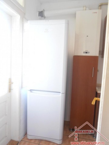 inchiriez-apartament-3-camere-zona-vasile-aaron-2