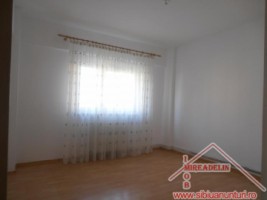 inchiriez-apartament-3-camere-zona-vasile-aaron-5