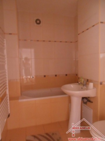 inchiriez-apartament-3-camere-zona-vasile-aaron-7