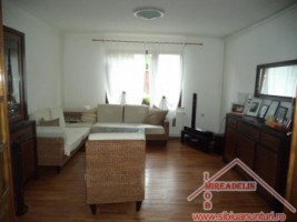 vand-casa-zona-piata-cibin-1