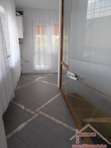 urgent-vand-apartament-3-camere-la-casa-central-3