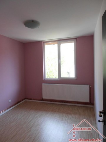 urgent-vand-apartament-3-camere-la-casa-central-8