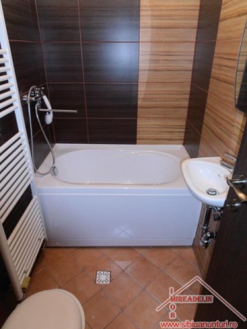 urgent-vand-apartament-3-camere-la-casa-central-11