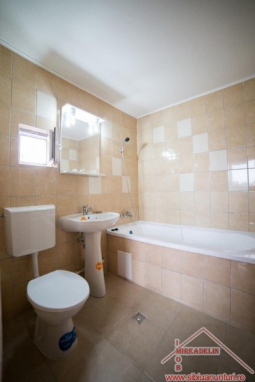 inchiriez-apartament-3-camere-la-mansarda-valea-aurie-1