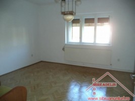 vand-apartament-la-casa-3-camere-zona-parcul-sub-arini-2