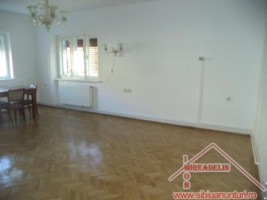 inchiriez-apartament-3-camere-la-casa-zona-centrala-1
