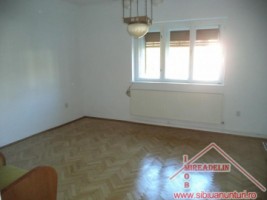 inchiriez-apartament-3-camere-la-casa-zona-centrala-2
