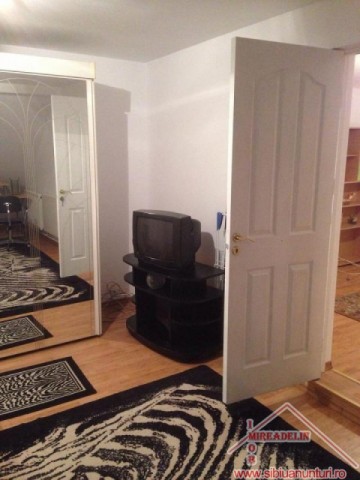 vand-apartament-3-camere-la-mansarda-vasile-aaron