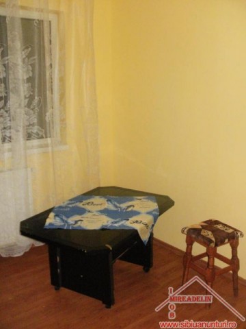 inchiriez-apartament-2-camere-zona-vasile-aaron-2