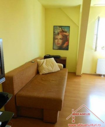 vand-apartament-2-camere-la-mansarda-vasile-aaron-1
